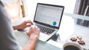Entenda a diferença entre fluxo de caixa e lucratividade e saiba por que sua empresa pode lucrar sem ter dinheiro disponível.