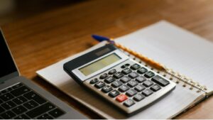 Entenda a diferença entre pró-labore e distribuição de lucros e saiba como retirar dinheiro da empresa legalmente e pagar menos impostos.