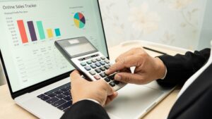Empreendedor conferindo o limite de faturamento do MEI em 2026
