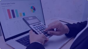 Empreendedor analisando o faturamento após ultrapassar o limite do MEI