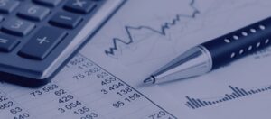 Empreendedor analisando as mudanças de MEI para ME com documentos contábeis