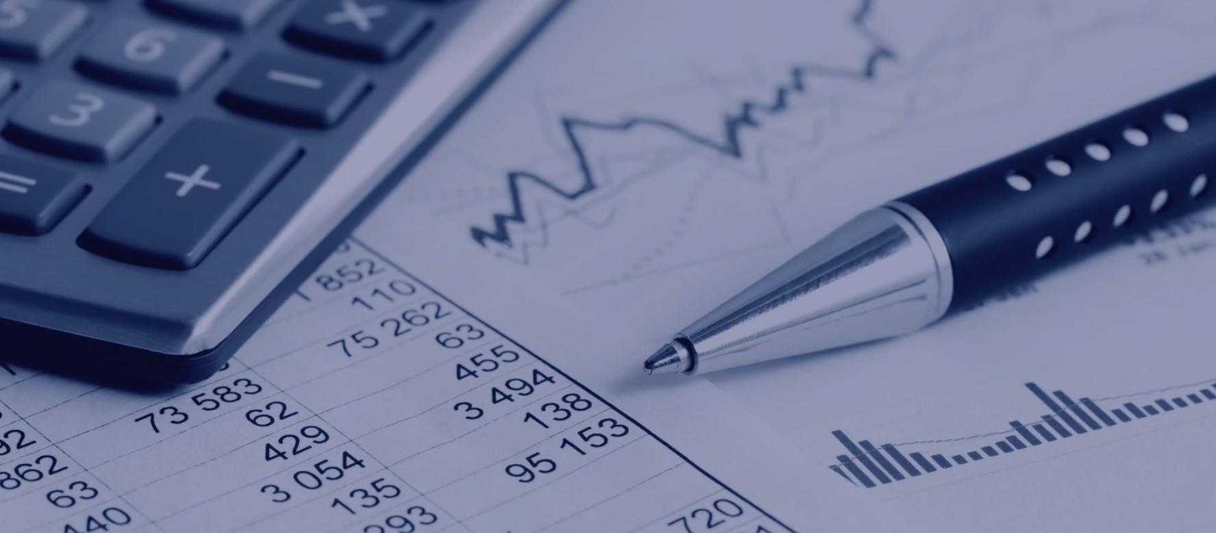 Empreendedor analisando as mudanças de MEI para ME com documentos contábeis