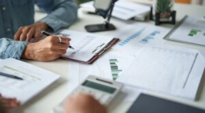 Empreendedor analisando o desenquadramento do MEI com orientação contábil