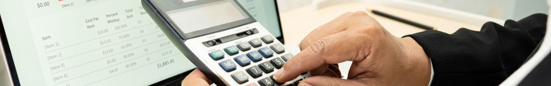 Empreendedor conferindo o limite de faturamento do MEI em 2026