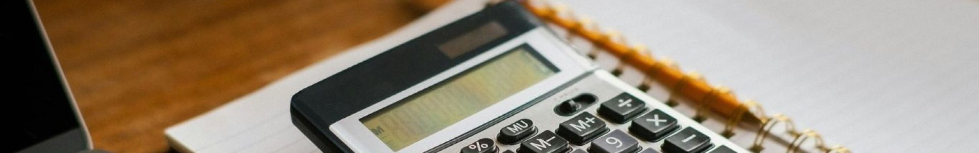 Entenda a diferença entre pró-labore e distribuição de lucros e saiba como retirar dinheiro da empresa legalmente e pagar menos impostos.