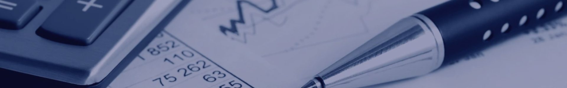 Empreendedor analisando as mudanças de MEI para ME com documentos contábeis