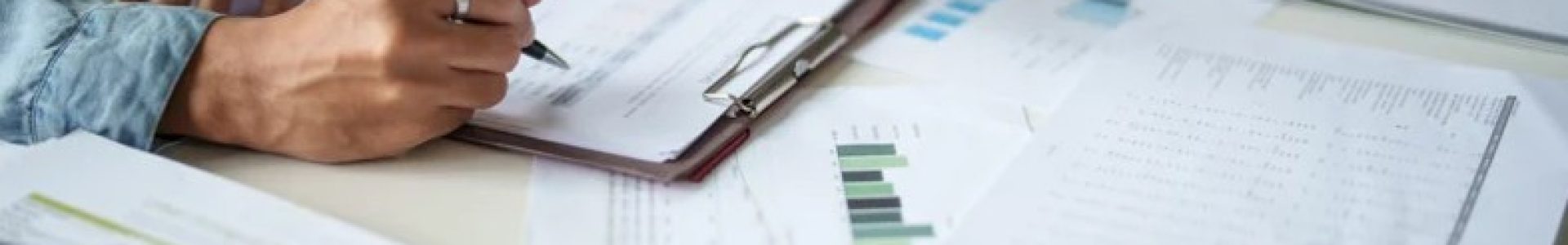 Empreendedor analisando o desenquadramento do MEI com orientação contábil